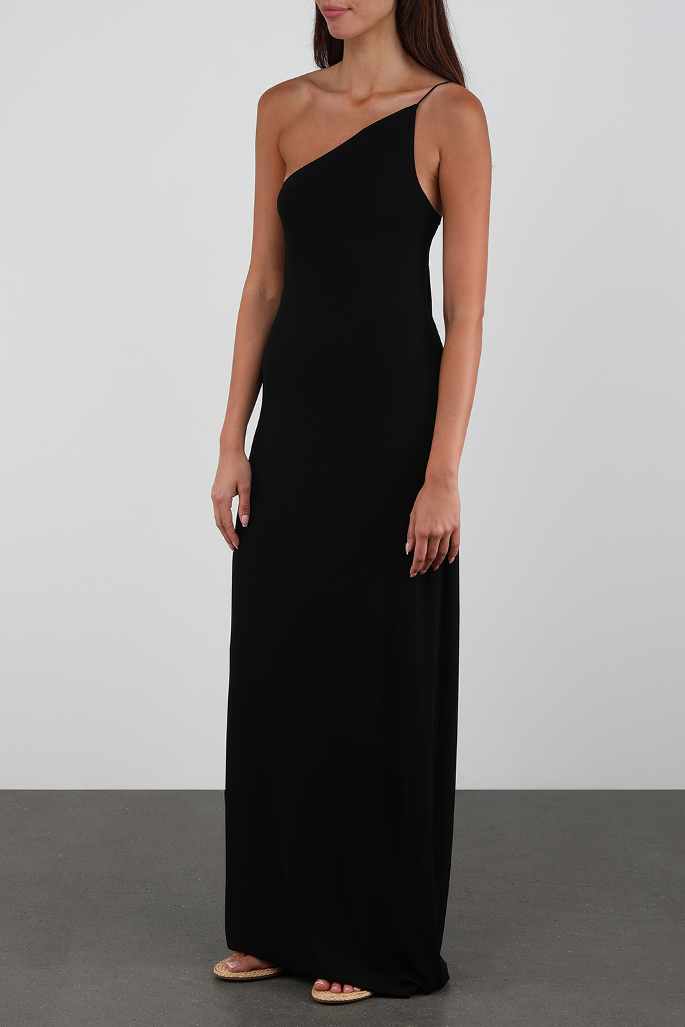 תמונת כל הלוק של שמלת מקסי שחורה אסימטרית